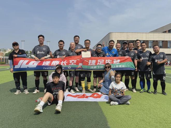 热血激情的足球赛，现场观众如潮的简单介绍