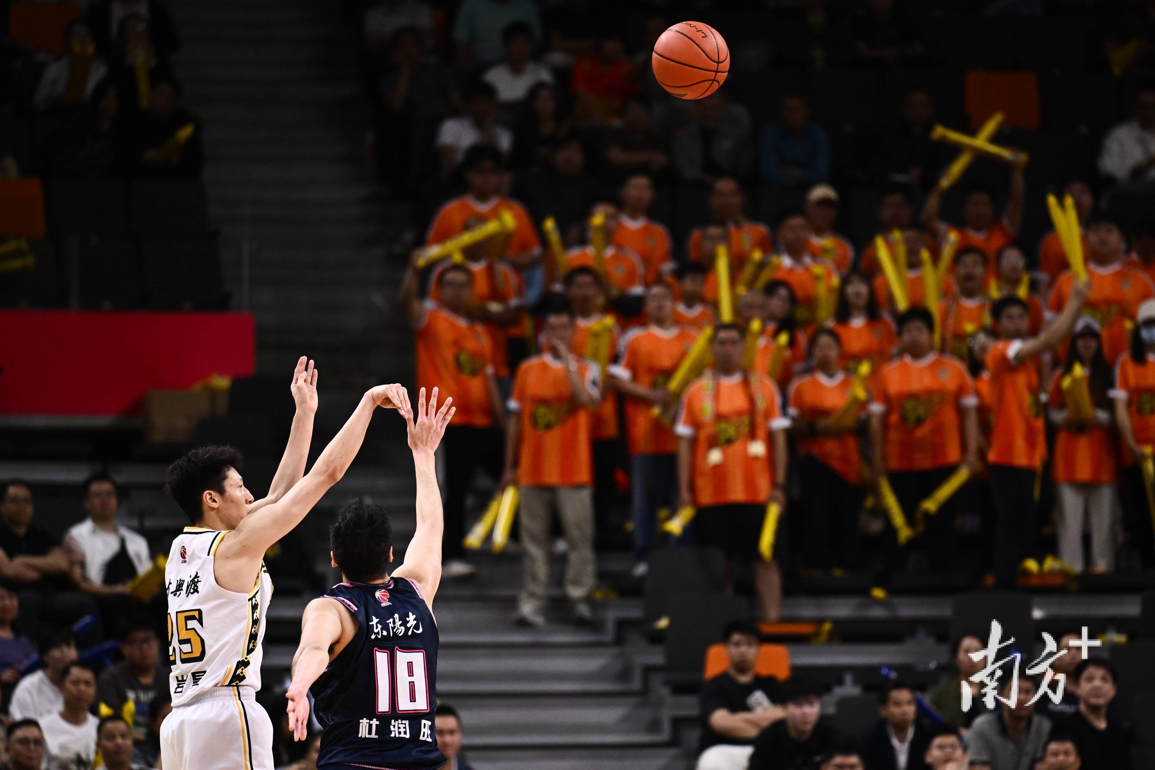 CBA官方宣布常规赛结束，广东宏远获得第一