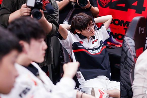 FLY碾压MAD，Hanssama成为全场焦点淘汰赛2:0（成都）