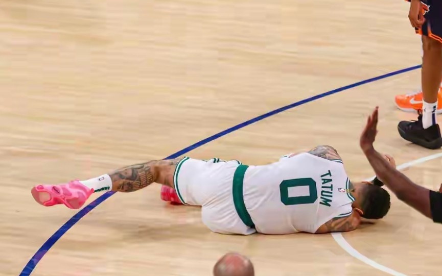 76人逆转凯尔特人,艾顿失误致败 76人逆转凯尔特人,艾顿失误致败