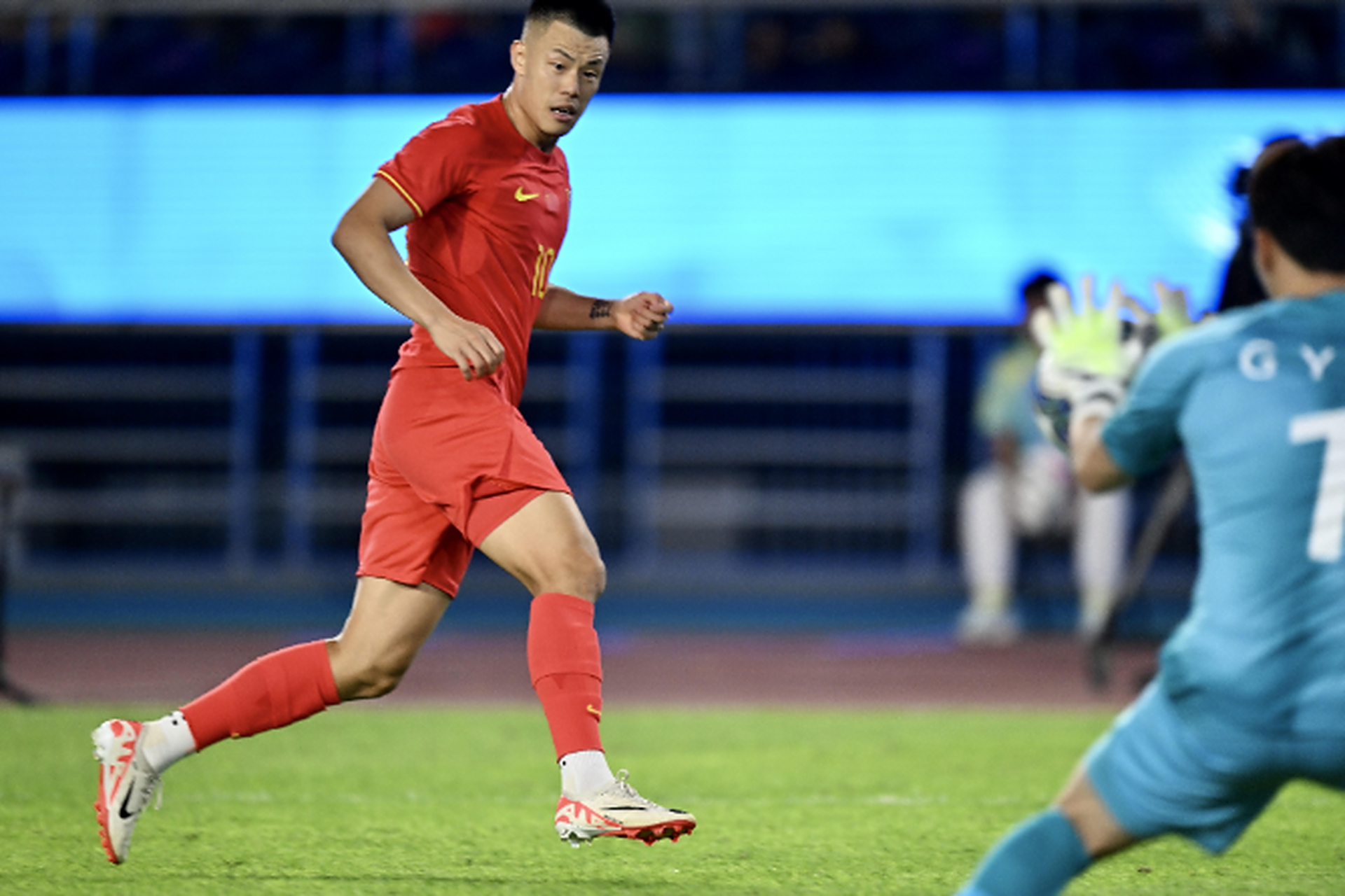 亚洲杯传奇谢幕,球迷泪洒赛场 亚洲杯传奇谢幕,球迷泪洒赛场