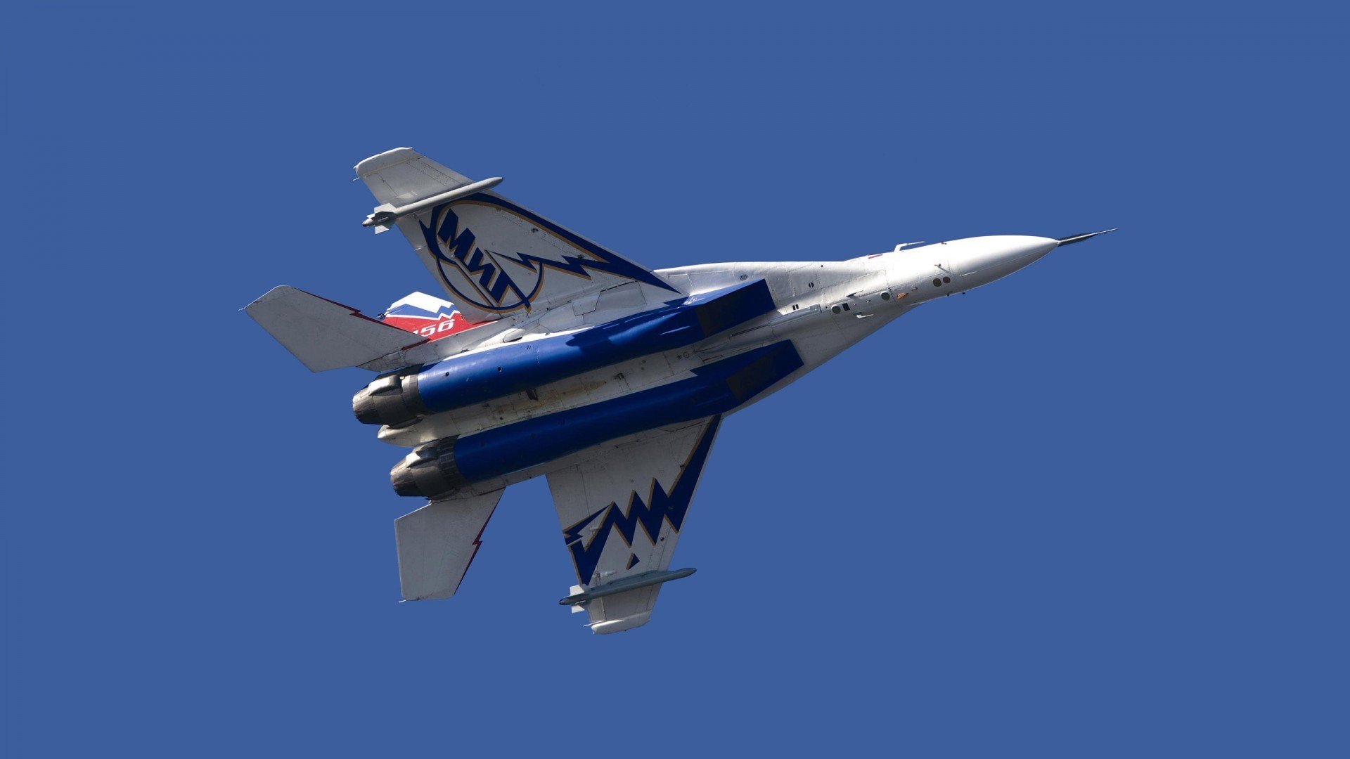 绿茵场与赛道，曼城鏖战尤文，李刚仁的F1式争冠接管